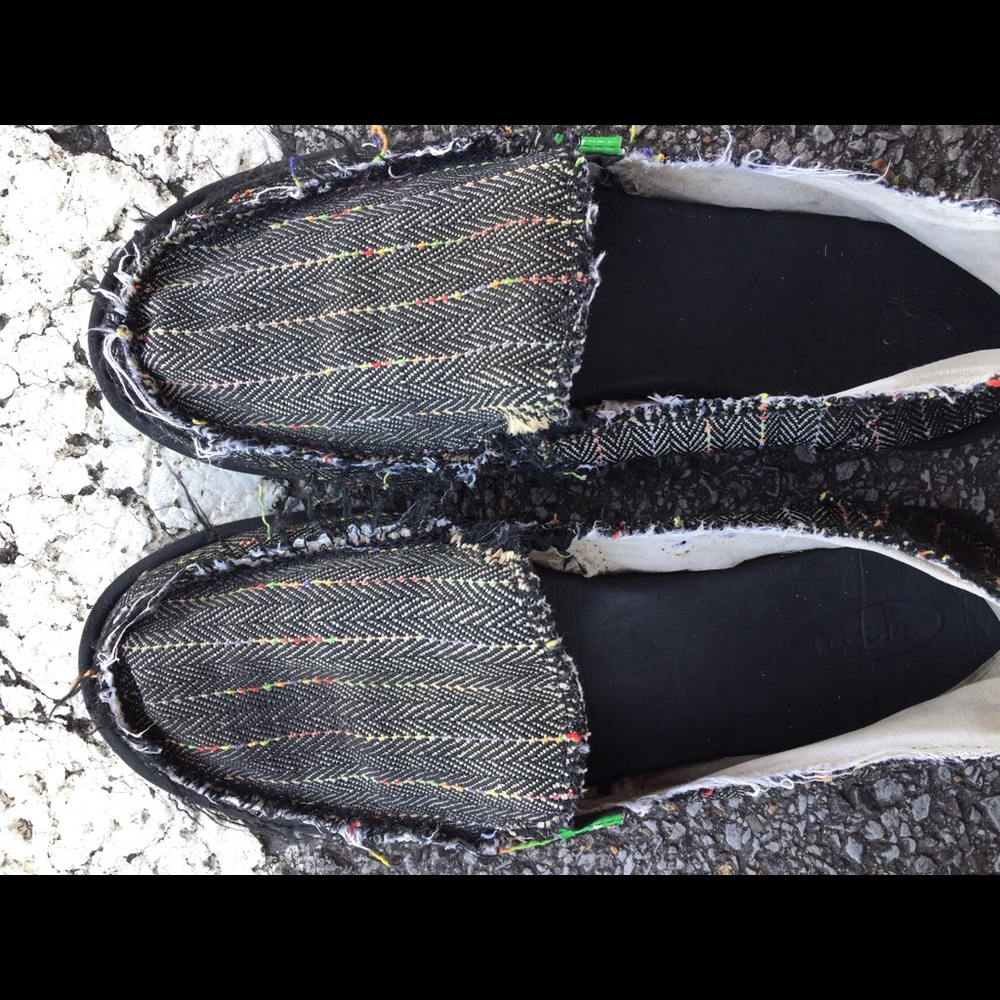 Women’s Sanuks and Sketchers Sz 10